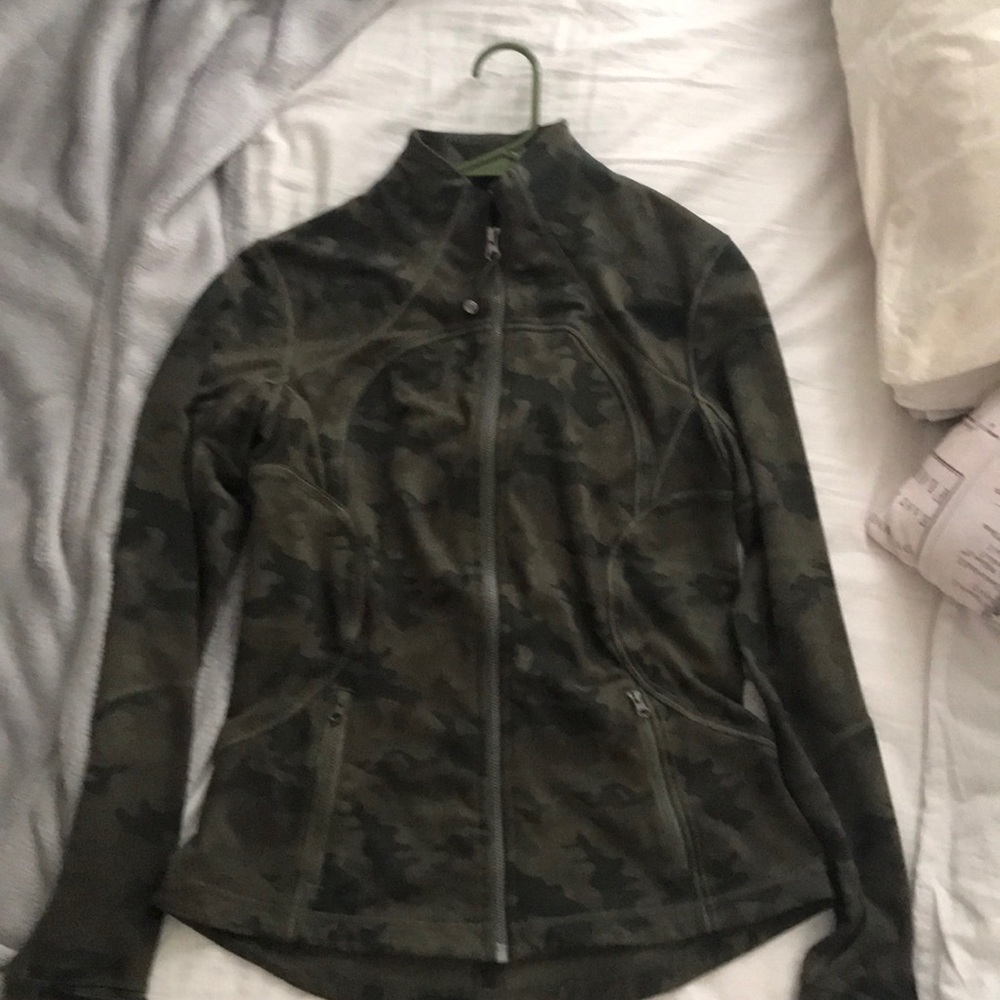 Lululemon forme jacket size 10 camo *rare*